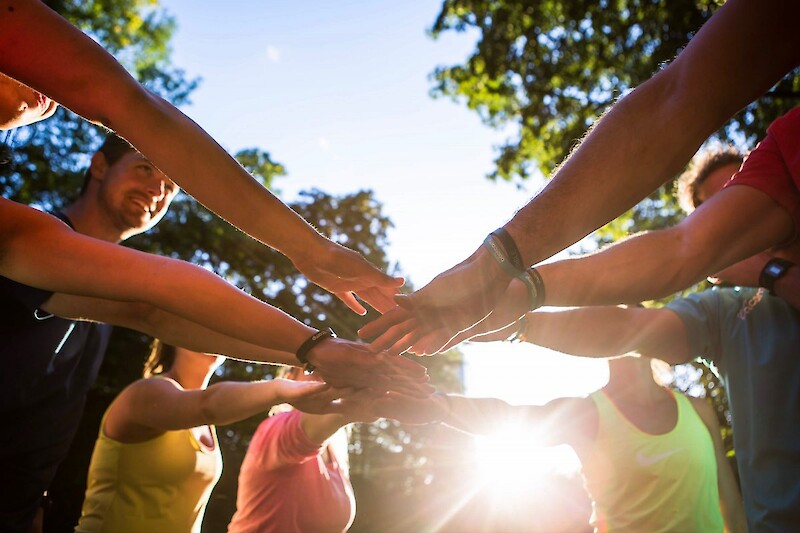 mit mehreren Menschen Sport machen im Bootcamp