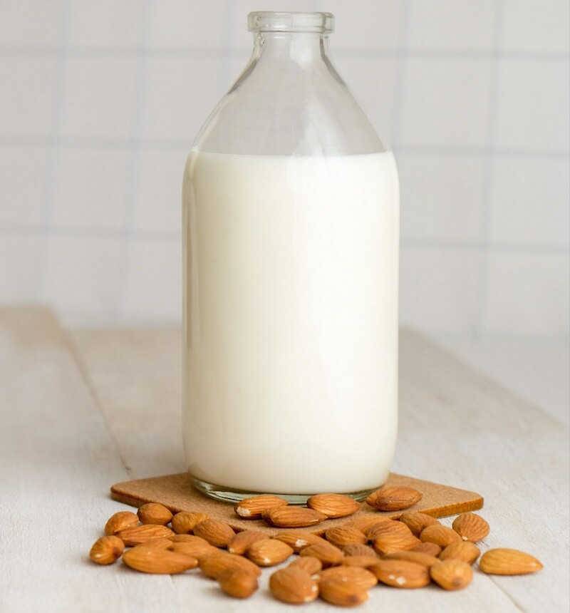 Mandelmilch, Sojamilch oder Hafermilch als alternative zu Kuhmilch