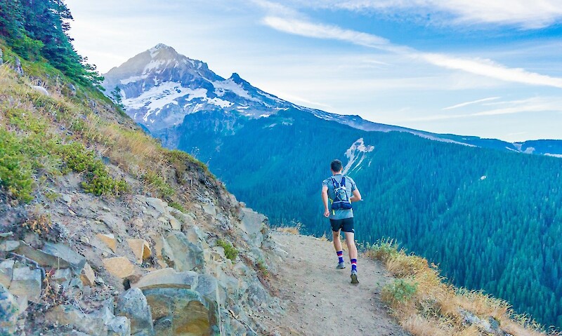 Trinken, Energieriegel und eine Jacke dürfen meinen Trailrun-Rucksack nicht fehlen