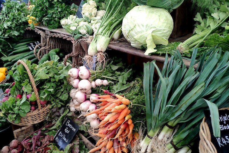 Gemüse im Bioladen oder regionalen Bauern kaufen