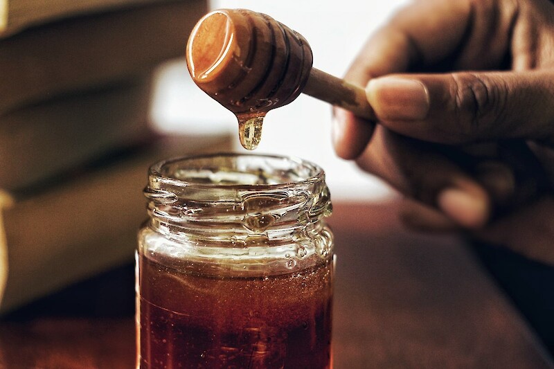 Honig ist ein natürliches Lebensmittel, welches alternativ zu Zucker als Süßungsquelle benutzt werden kann