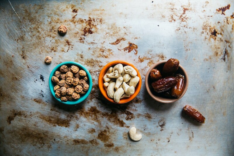 gesunde Snacks für kleine Zwischenmahlzeiten im Reise- oder Meetinggepäck