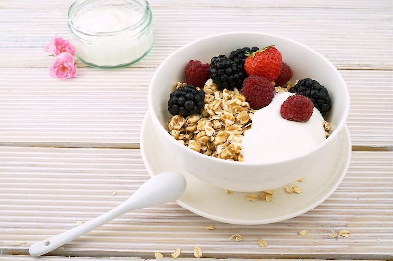 die Kombination aus Vollkorn-Müsli mit Joghurt und frischem Obst an jedem Flughafencafé vorhanden
